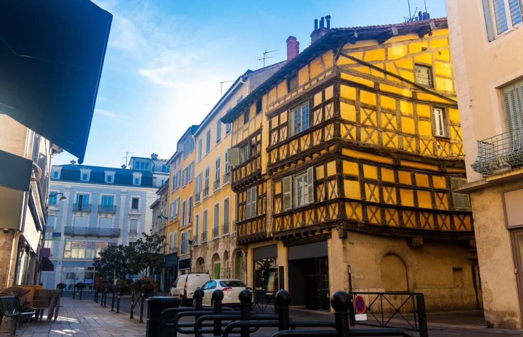 Une rue et des maisons à colombages du centre-ville de Bourg-en-Bresse.