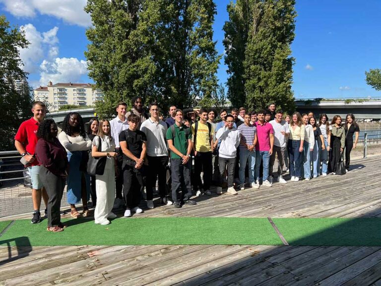 Un groupe d’étudiants réuni dehors par une journée ensoleillée.