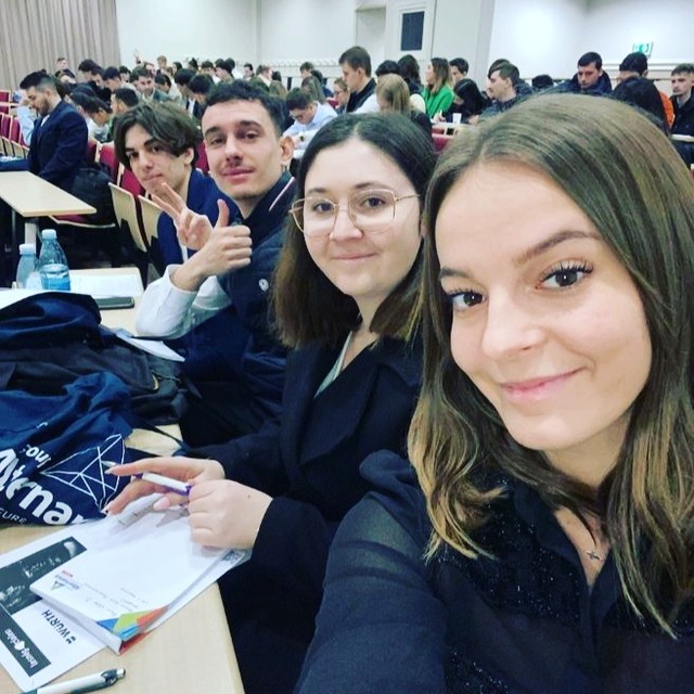 Un groupe d’étudiants partage un moment en salle de cours.