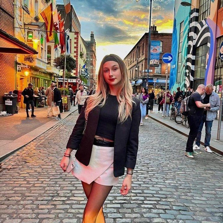 Une étudiante dans une rue animée de Dublin.