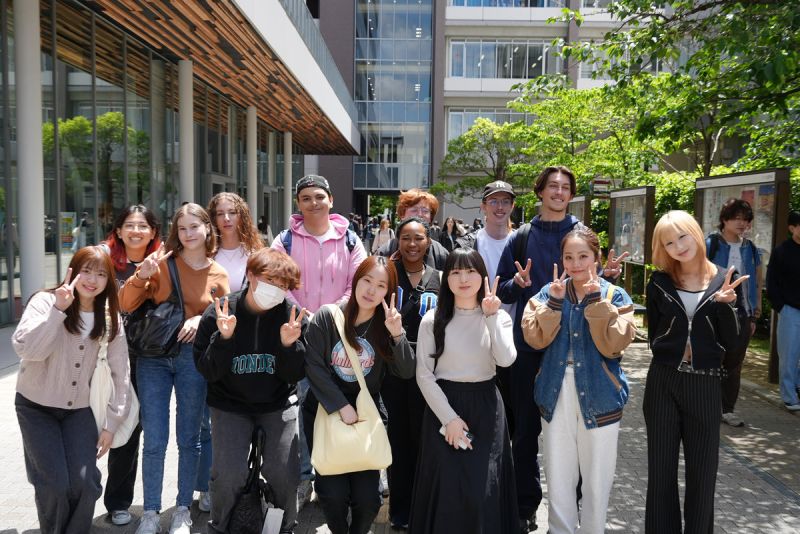 Un groupe d’étudiants français et japonais réuni dans un campus arboré.