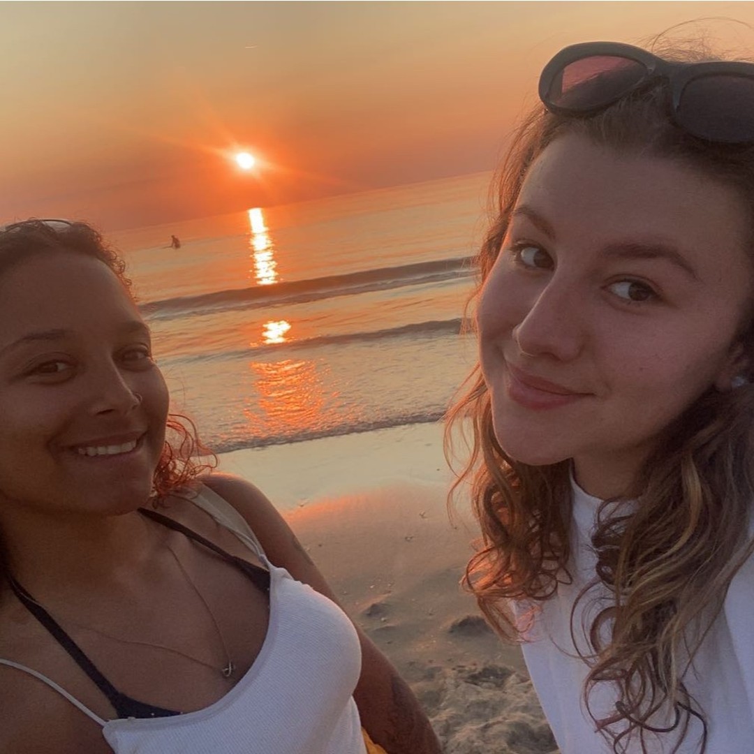 Deux étudiantes sur une plage au coucher du soleil pendant un séjour aux Pays-Bas.