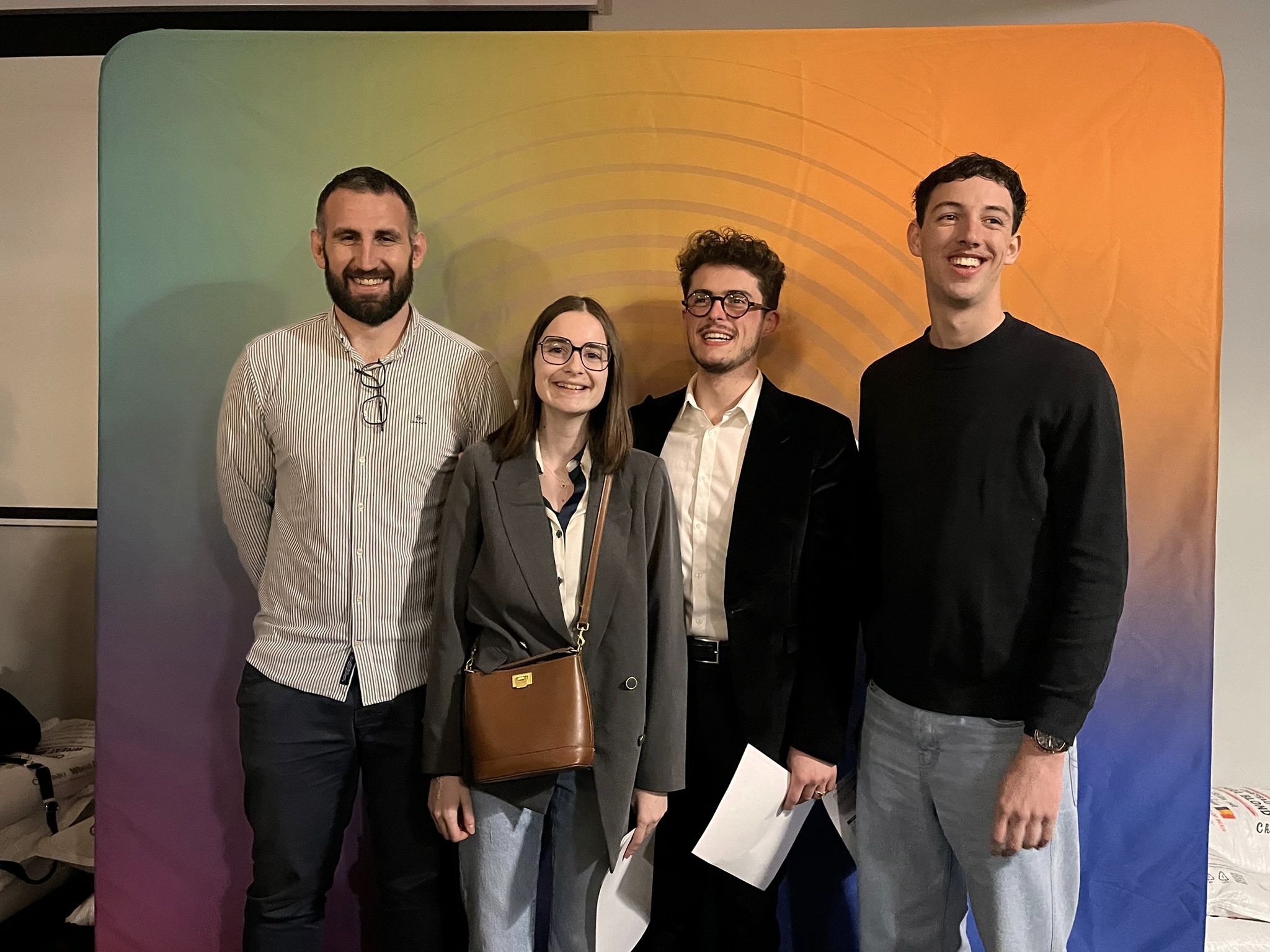Quatre personnes souriantes réunies lors d’un challenge étudiant.